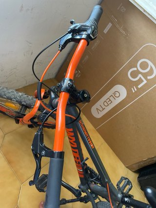 Bicicleta infantil negra y naranja