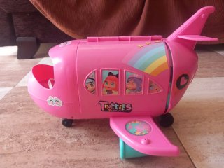 Avión de juguete con muñeca