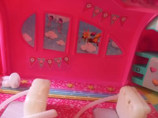 Avión de juguete con muñeca