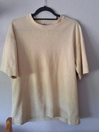 Camiseta de Zara amarilla texturizada