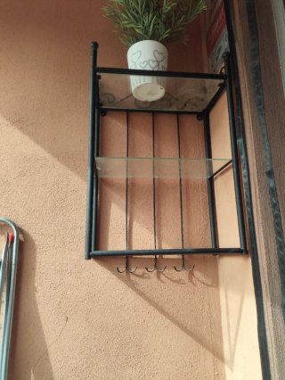 Estantería negra de hierro y cristal