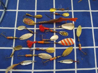 Lote señuelos pesca cucharas ,bobinas Daiwa y Shim