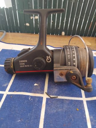 Lote señuelos pesca cucharas ,bobinas Daiwa y Shim