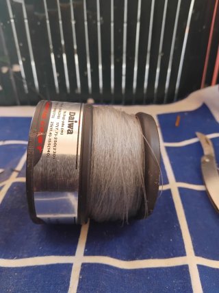 Lote señuelos pesca cucharas ,bobinas Daiwa y Shim