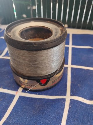 Lote señuelos pesca cucharas ,bobinas Daiwa y Shim