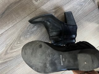 Botines negros con hebillas