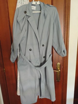 Gabardina azul y 3 vaqueros