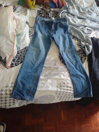 Gabardina azul y 3 vaqueros