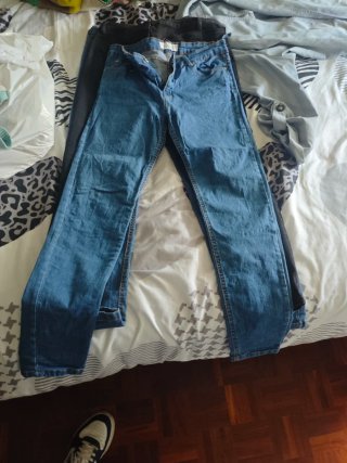 Gabardina azul y 3 vaqueros