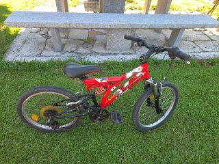 2 Bicicletas infantiles: una roja y otra rosa