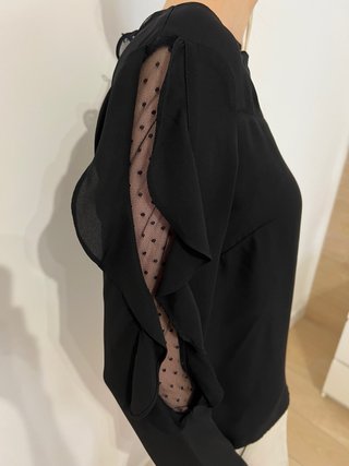 Blusa negra Kiabi talla M con volantes