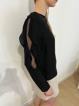 Blusa negra Kiabi talla M con volantes