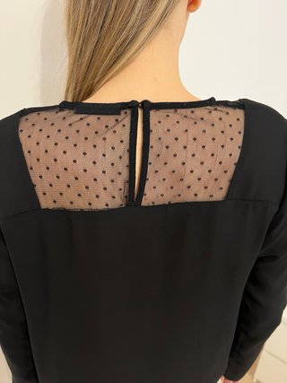 Blusa negra Kiabi talla M con volantes