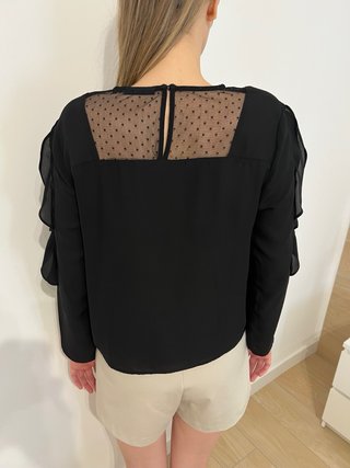 Blusa negra Kiabi talla M con volantes