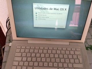 MacBook blanco policarbonato