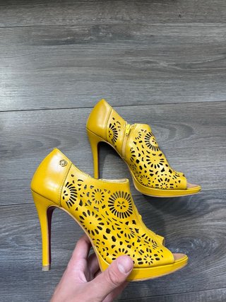 Zapatos de tacón amarillos con diseño floral