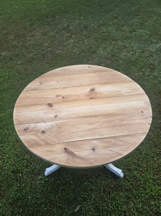 Mesa redonda de madera restaurada desmontable.