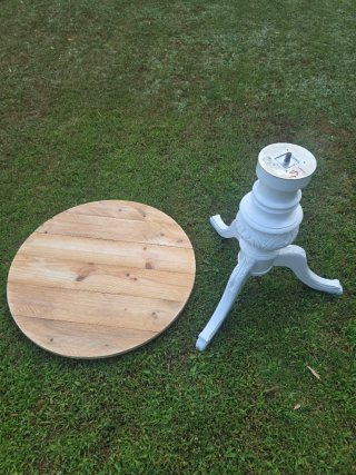 Mesa redonda de madera restaurada desmontable.