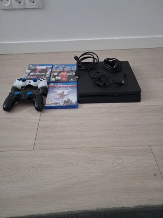 PS4 Slim 500GB + 2 Mandos y 3 juegos