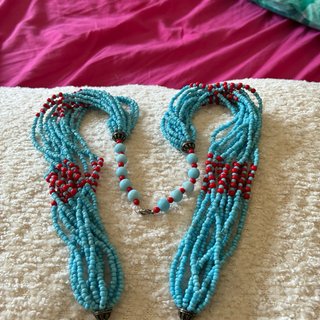 Collar de cuentas azul y rojo
