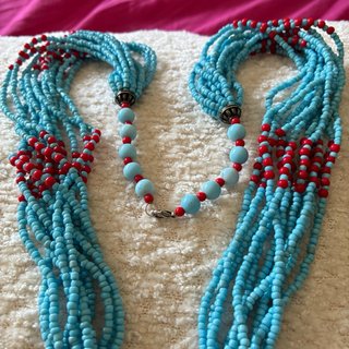 Collar de cuentas azul y rojo