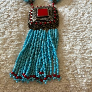 Collar de cuentas azul y rojo