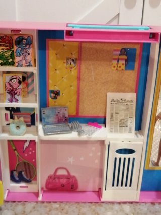 Armadio Barbie completo con accessori