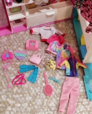 Armadio Barbie completo con accessori