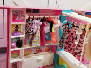 Armadio Barbie completo con accessori