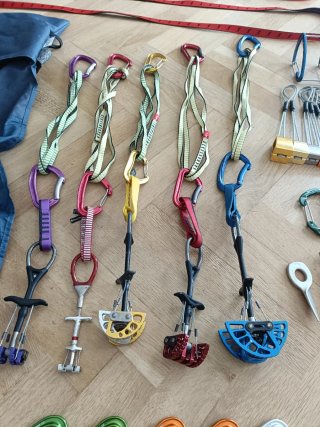 Material de escalada: Cuerda, mosquetones, cintas