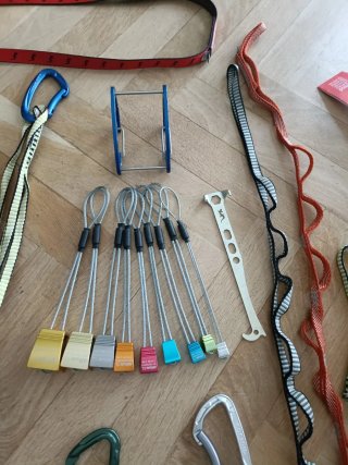 Material de escalada: Cuerda, mosquetones, cintas