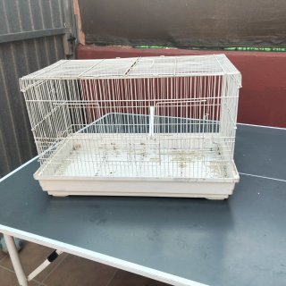 Jaula para pájaros beige y blanca