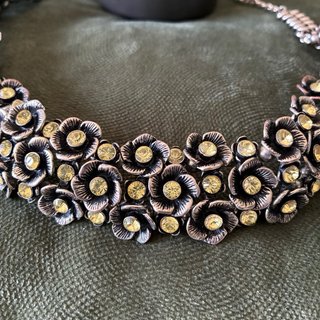 Collar Zara flores plateadas y amarillas