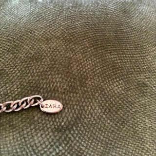 Collar Zara flores plateadas y amarillas