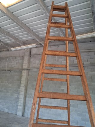 Escalera de madera doble