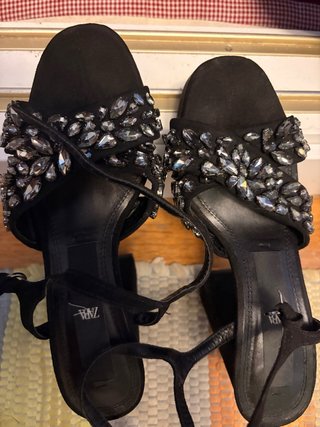 Zapatos de tacón Zara con pedrería