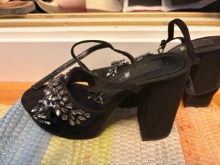 Zapatos de tacón Zara con pedrería