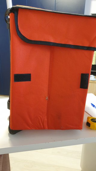 Carrito plegable naranja con ruedas