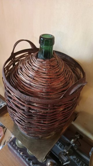 Antigua Garrafa con Cesta de Hierro.