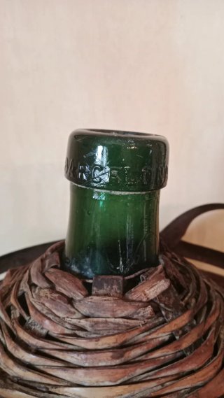 Antigua Garrafa con Cesta de Hierro.