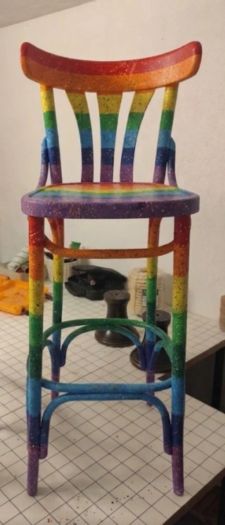 Taburetes estilo Thonet LGTBI