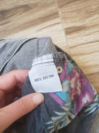 Pantalón corto vaquero desgastado