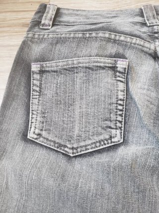 Pantalón corto vaquero desgastado