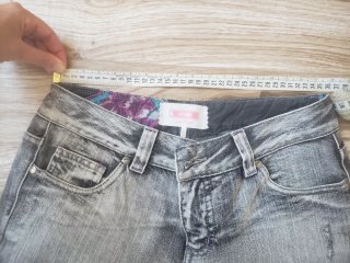 Pantalón corto vaquero desgastado