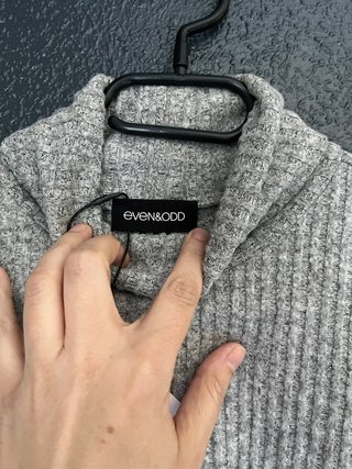Vestido gris de cuello alto acanalado
