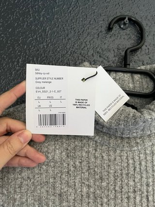 Vestido gris de cuello alto acanalado