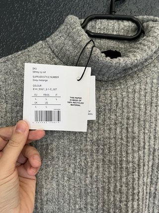 Vestido gris de cuello alto acanalado