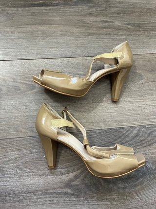 Zapatos de tacón beige
