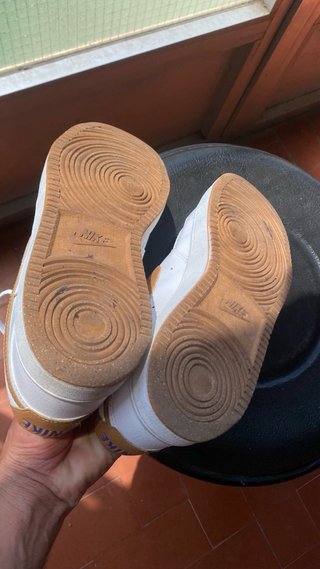 Zapatillas Nike Blancas y Doradas