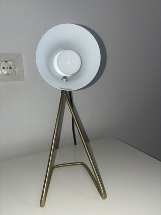 Lámpara de mesa dorada y blanca